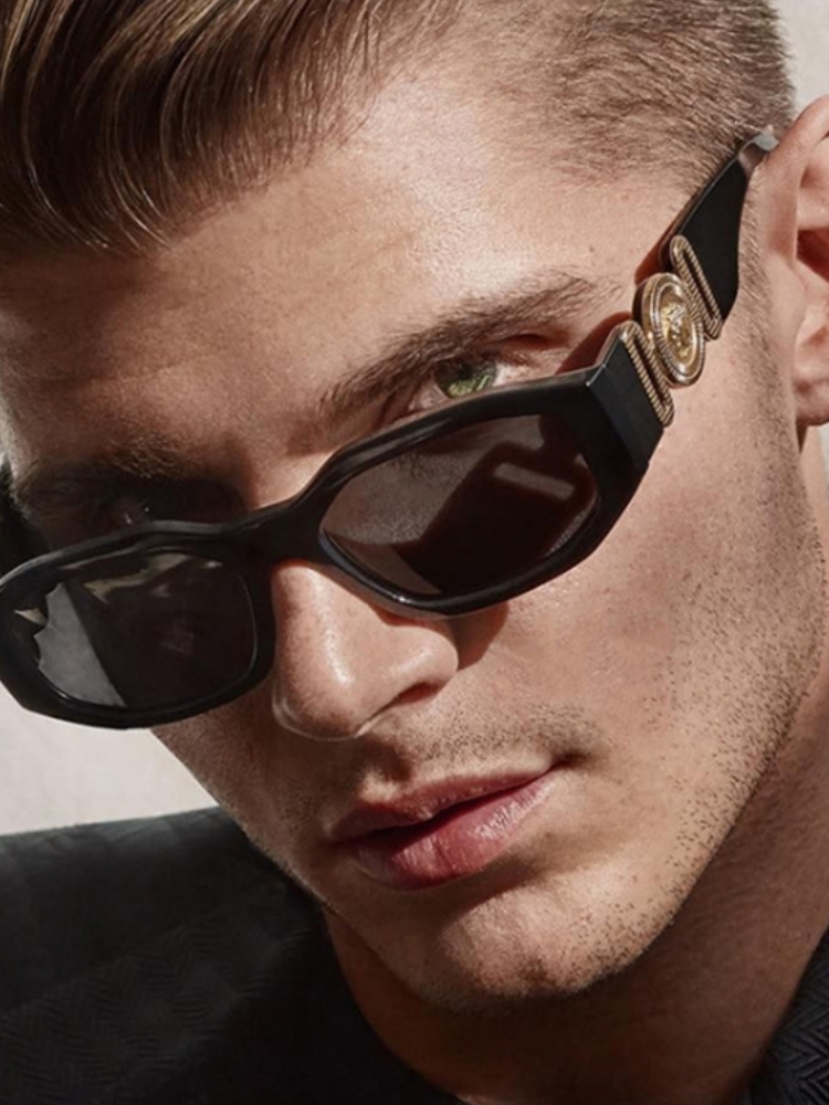 Men'S Fashion Online - Un par de gafas de sol